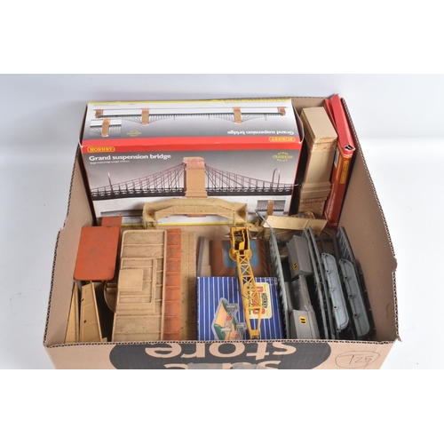 146 - A QUANTITY OF UNBOXED AND ASSORTED TRI-ANG RAILWAYS AND HORNBY OO GAUGE LOCOMOTIVES AND ROLLING STOC... 