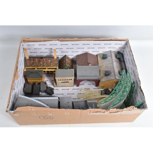 146 - A QUANTITY OF UNBOXED AND ASSORTED TRI-ANG RAILWAYS AND HORNBY OO GAUGE LOCOMOTIVES AND ROLLING STOC... 