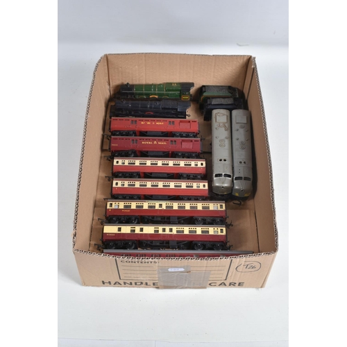 147 - A LARGE COLLECTION OF UNBOXED OO/HO GAUGE MODEL RAILWAYS LINESIDE BUILDINGS, ACCESSORIES, SCENIC ACC... 