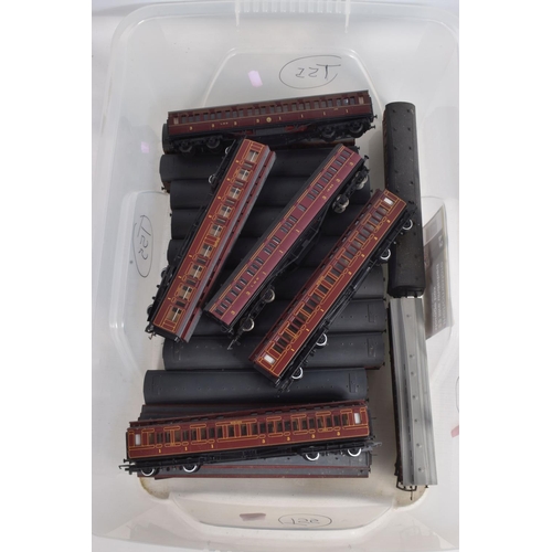 176 - A QUANTITY OF BOXED AND UNBOXED OO GAUGE PASSENGER COACHES, majority are assorted M.R. or L.M.S. liv... 