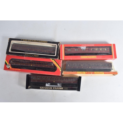 176 - A QUANTITY OF BOXED AND UNBOXED OO GAUGE PASSENGER COACHES, majority are assorted M.R. or L.M.S. liv... 