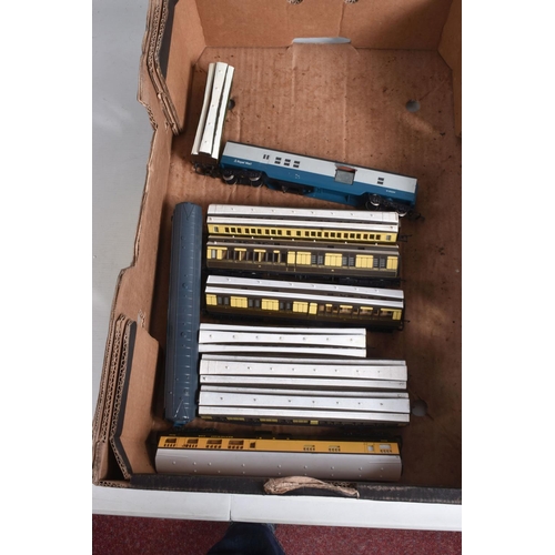 178 - A QUANTITY OF BOXED AND UNBOXED OO GAUGE PASSENGER COACHES, majority are assorted G.W.R. liveried mo... 