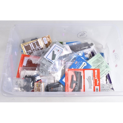 185 - A LARGE QUANTITY OF ASSORTED OO/HO GAUGE MODEL RAILWAYS LINESIDE ACCESSORIES, TOOLS,CONTROLLERS AND ... 