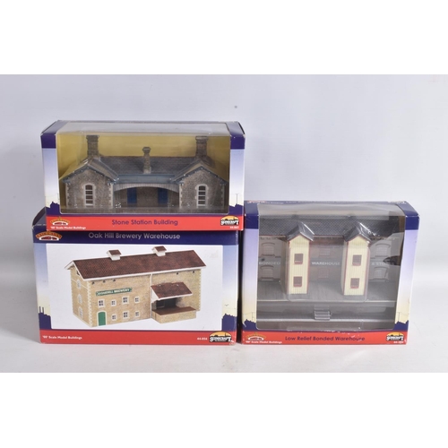 188 - A COLLECTION OF BOXED BACHMANN BRANCHLINE 00 GAUGE MODEL RAILWAY BUILDINGS, to include an Oak Hill B... 