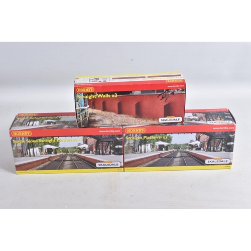 189 - A COLLECTION OF A BOXED COLLECTION OF 00 GAUGE HORNBY SKALEDALE TRACKSIDE PLATFORMS, WALLS & RAMPS, ... 