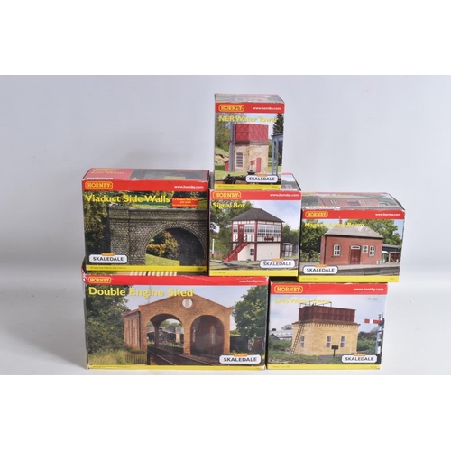 190 - A COLLECTION OF BOXED 00 GAUGE HORNBY SKALEDALE TRACKSIDE BUILDINGS AND WALLS, to include two signal... 