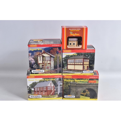 190 - A COLLECTION OF BOXED 00 GAUGE HORNBY SKALEDALE TRACKSIDE BUILDINGS AND WALLS, to include two signal... 