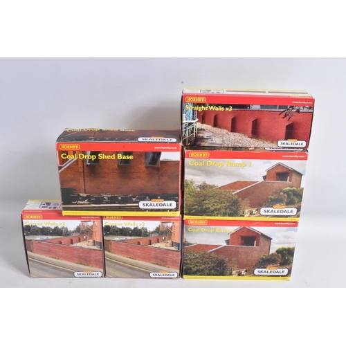 191 - A COLLECTION OF BOXED OO GAUGE HORNBY SKALEDALE TRACKSIDE BUILDINGS, WALLS AND RAMPS,  to include a ... 