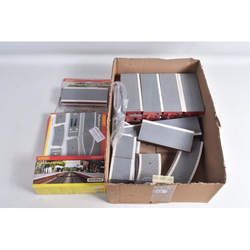 192 - A QUANTITY OF OO GAUGE HORNBY SKALEDALE TRACKSIDE BOXED AND LOOSE PLATFORMS AND OVER-ROOFS, to inclu... 