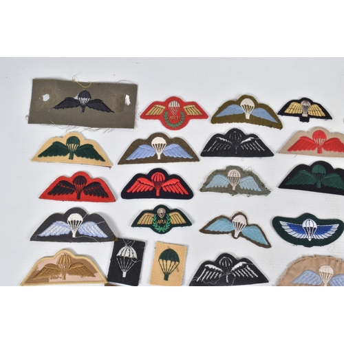 259 - A COLLECTION OF CLOTH PARACHUTE WINGS FROM THE UK AND OTHER NATIONS, large, small inc bullion thread... 