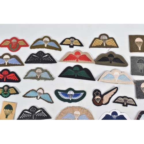 259 - A COLLECTION OF CLOTH PARACHUTE WINGS FROM THE UK AND OTHER NATIONS, large, small inc bullion thread... 