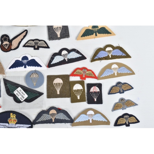 259 - A COLLECTION OF CLOTH PARACHUTE WINGS FROM THE UK AND OTHER NATIONS, large, small inc bullion thread... 