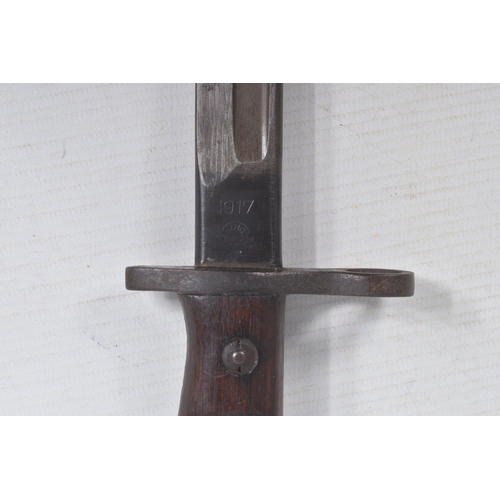 277 - A 1917 DATED REMINGTON UNITED STATES ARMY RIFLE BAYONET, the grip and blade are in good condition an... 