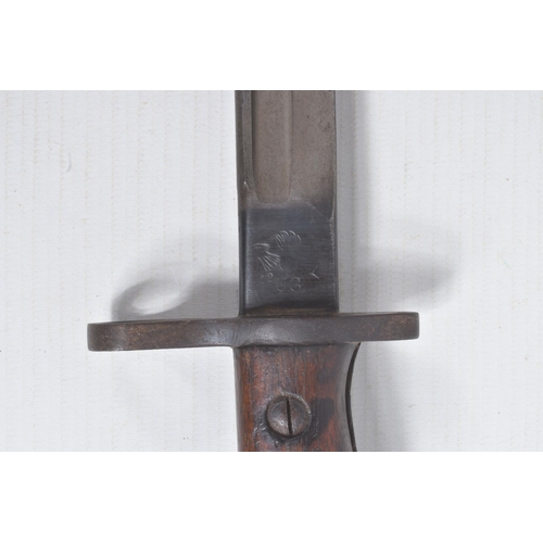 277 - A 1917 DATED REMINGTON UNITED STATES ARMY RIFLE BAYONET, the grip and blade are in good condition an... 