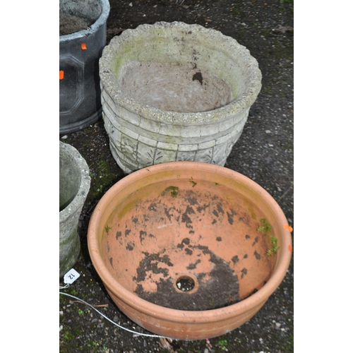 12 - A COLLECTION OF GARDEN POTS AND ORNAMENTS,including a modern composite bird bath, height 34cm, two m... 