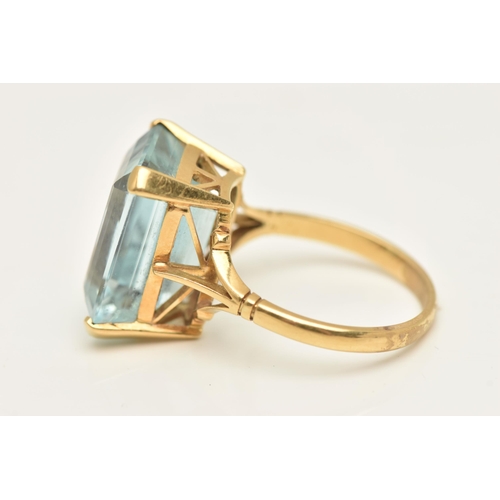 415 - AN AQUAMARINE RING, an emerald cut aquamarine, approximate total carat weight 14ct, approximate dime... 