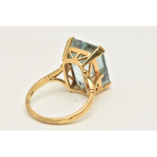 415 - AN AQUAMARINE RING, an emerald cut aquamarine, approximate total carat weight 14ct, approximate dime... 