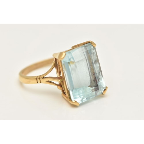 415 - AN AQUAMARINE RING, an emerald cut aquamarine, approximate total carat weight 14ct, approximate dime... 