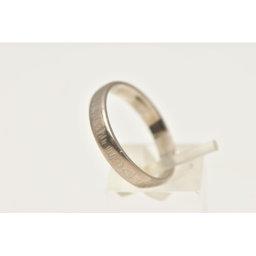 464 - A WHITE METAL BAND RING, with textured surface detail, stamped 18ct, ring size Q, approximate gross ... 