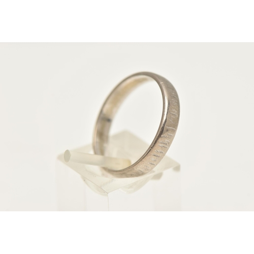 464 - A WHITE METAL BAND RING, with textured surface detail, stamped 18ct, ring size Q, approximate gross ... 