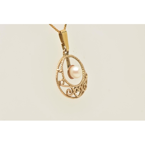 474 - A YELLOW METAL CULTURED PEARL PENDANT WITH CHAIN, the pendant set with a cultued pearl measuring app... 