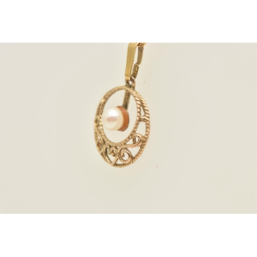 474 - A YELLOW METAL CULTURED PEARL PENDANT WITH CHAIN, the pendant set with a cultued pearl measuring app... 