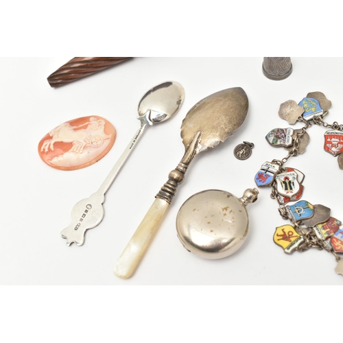 516 - A SMALL ASSORTMENT OF ITEMS, to include a white metal sovereign case with vacant cartouche, a white ... 