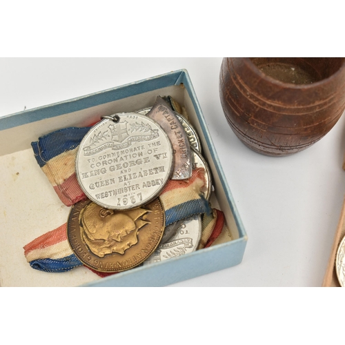 522 - A BAG OF ASSORTED ITEMS, to include boxed WWII general service medal and Defence medal both with rib... 