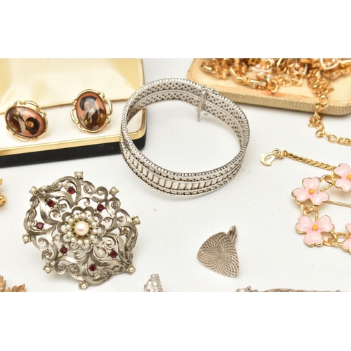 542 - A COLLECTION OF SILVER, WHITE METAL AND COSTUME JEWELLERY, to include a white metal bracelet stamped... 