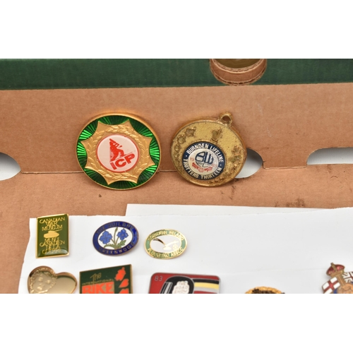 551 - A BOX OF ASSORTED ITEMS, to include a large quantity of pin badges some including military, Disney, ... 