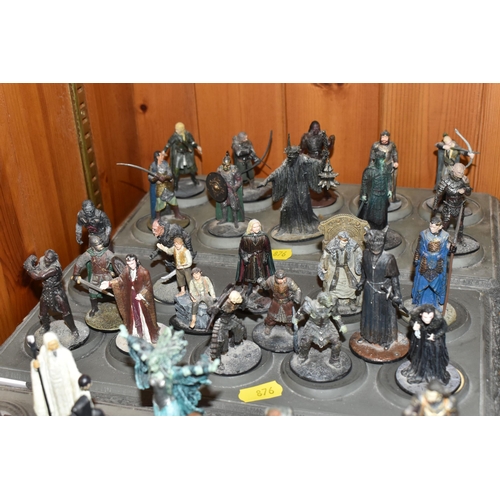 876 - A QUANTITY OF LORD OF THE RINGS COLLECTORS FIGURES AND STANDS ETC, to include boxed and unboxed lead... 