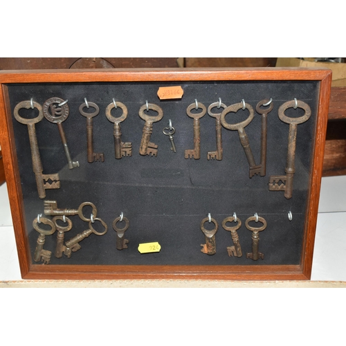 924 - A TRAY OF EARLY 20TH CENTURY KEYS, to include a collection of clock keys, large door keys, a glazed ... 