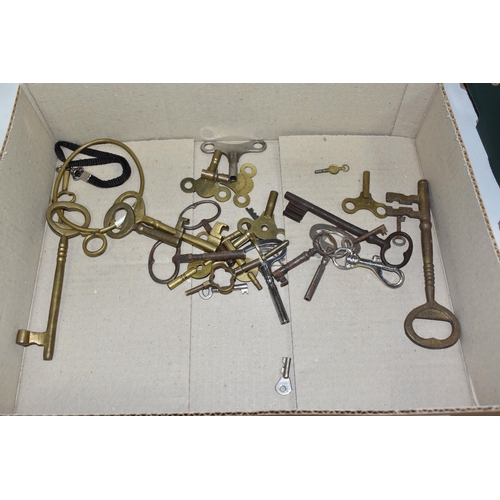 924 - A TRAY OF EARLY 20TH CENTURY KEYS, to include a collection of clock keys, large door keys, a glazed ... 