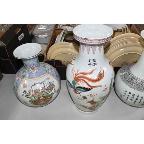 940 - ONE BOX AND LOOSE MODERN CHINESE CERAMICS to include five ginger jars of assorted pattern and form, ... 