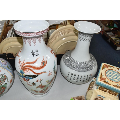 940 - ONE BOX AND LOOSE MODERN CHINESE CERAMICS to include five ginger jars of assorted pattern and form, ... 