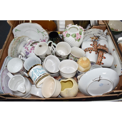 952 - FOUR BOXES AND LOOSE CERAMIC KITCHENWARE AND GLASSWARE to include a quantity of coloured and gilded ... 