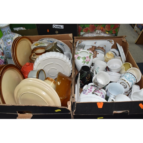 952 - FOUR BOXES AND LOOSE CERAMIC KITCHENWARE AND GLASSWARE to include a quantity of coloured and gilded ... 