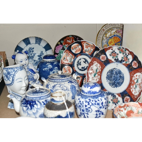 1004 - A GROUP OF ORIENTAL CERAMICS, to include a Chinese blue and white crackle glazed vase painted with f... 