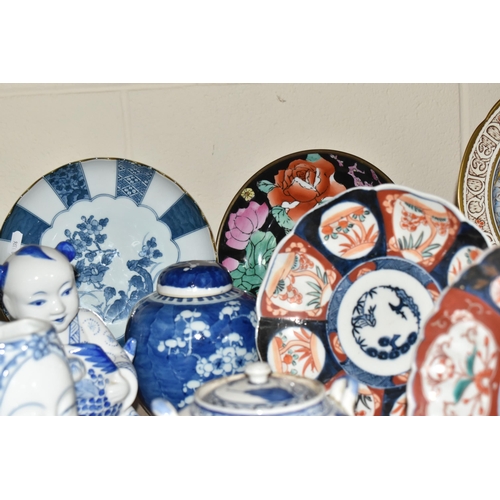 1004 - A GROUP OF ORIENTAL CERAMICS, to include a Chinese blue and white crackle glazed vase painted with f... 