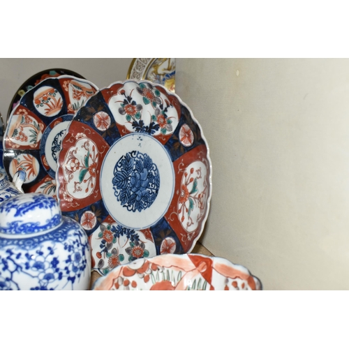 1004 - A GROUP OF ORIENTAL CERAMICS, to include a Chinese blue and white crackle glazed vase painted with f... 