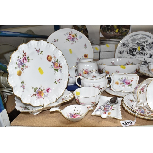 1010 - A GROUP OF ROYAL CROWN DERBY 'DERBY POSIES' PATTERN GIFTWARE AND A SET OF COLLECTOR'S PLATES, to inc... 