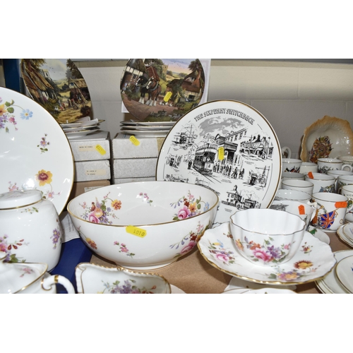 1010 - A GROUP OF ROYAL CROWN DERBY 'DERBY POSIES' PATTERN GIFTWARE AND A SET OF COLLECTOR'S PLATES, to inc... 