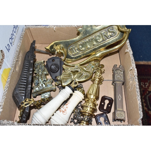 981 - TWO BOXES OF EARLY 20TH CENTURY HOUSEHOLD HANDLES AND DOOR FURNITURE, to include a brass letterbox c... 