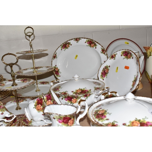 999 - A SIXTY PIECE ROYAL ALBERT 'OLD COUNTRY ROSES' DINNER SERVICE, and five pieces of giftware, comprisi... 