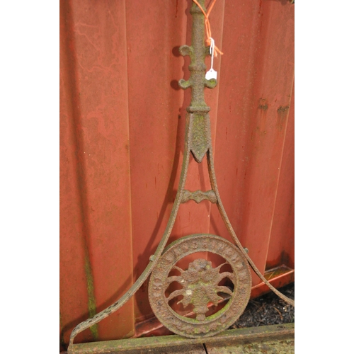 10 - A VICTORIAN CAST IRON GARDEN ROLLER with an unreadable name boss and 50cm diameter roller, Condition... 