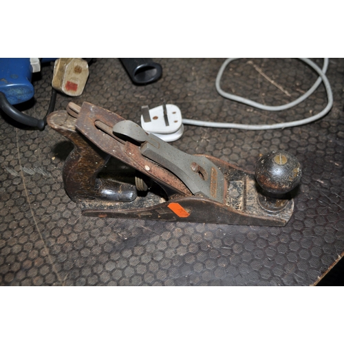 64 - A TRAY CONTAINING HAND AND POWER TOOLS including a Stanley No.3 plane, a hand brace, a G Clamp, a Bo... 