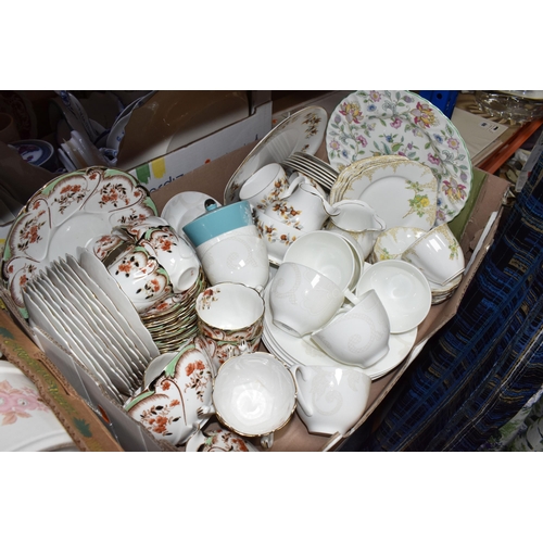 872 - FIVE BOXES AND LOOSE CERAMICS AND GLASS, to include a selection of teacups and saucers, side plates,... 