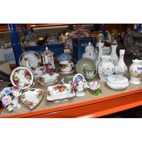 885 - A GROUP OF CERAMICS, to include thirteen pieces of Royal Albert Old Country Roses: a teacup and sauc... 