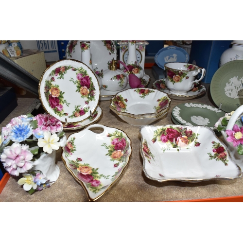 885 - A GROUP OF CERAMICS, to include thirteen pieces of Royal Albert Old Country Roses: a teacup and sauc... 