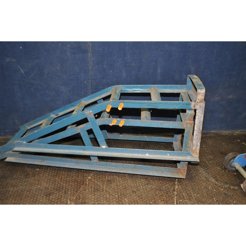 68 - A MONZA 4000lb TROLLEY JACK, with handle and a pair of car ramps (4)